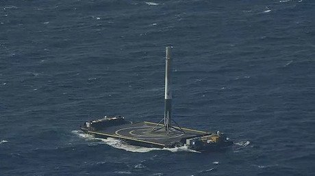Video: El cohete Falcon 9 de SpaceX aterriza por primera vez en el océano
