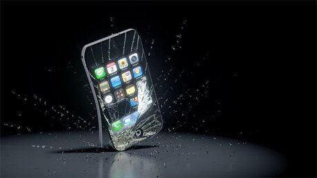 Video: Una madre destruye de un escopetazo el iPhone de sus hijos "para que obedezcan"