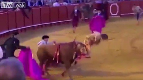 Un toro embiste de forma espeluznante al torero peruano Andrés Roca Rey (FUERTES IMÁGENES)