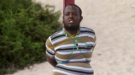 FOTOS: Fusilan en Somalia a un terrorista islámico que asesinó a cinco periodistas