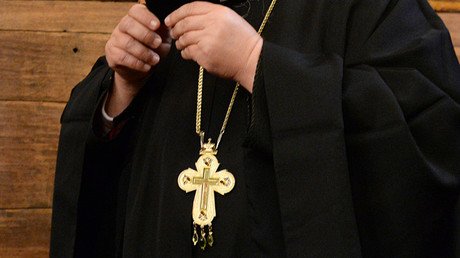 Video viral: un exsacerdote golpea a un empresario en Rusia