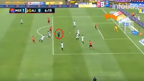 El árbitro 'marca' un gol y lo pita como válido ¿qué tan legal es?
