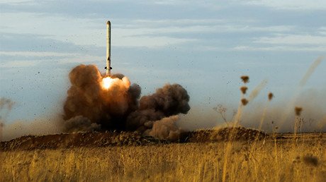 Un búnker convertido en un cráter: El lanzamiento de un misil desde un sistema Iskander-M ruso