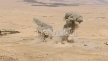 Filmado por un dron: Terroristas del Estado Islámico huyen atemorizados ante el Ejército sirio