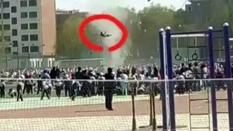 Un torbellino de polvo eleva a un niño por los aires en China