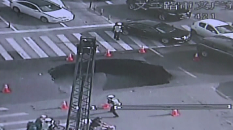 Un 'cráter' se abre a plena luz del día, pero este policía evita la tragedia