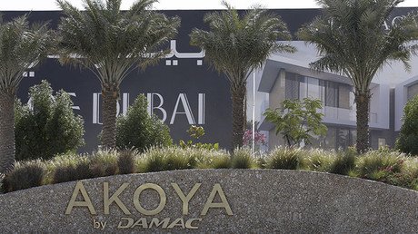 "Chicos hacinados con ratas por encima": La dura construcción de un campo de golf de Trump en Dubái