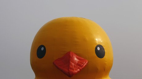 VIDEO: Ruso con un flotador de pato se cuela en campeonato e 'intenta clasificar' a los JJOO