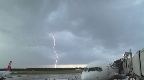 Video: Un fuerte relámpago golpea un avión de pasajeros en pleno vuelo