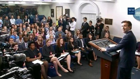 Un extraño sonido interrumpe un evento en la Casa Blanca (Video)