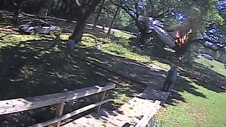 Impactante video: un piloto escapa minutos antes de que las llamas calcinen su avión accidentado