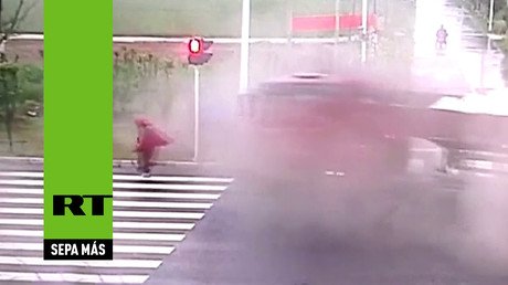 ‘Con la muerte en los talones’: un chino se salva de morir aplastado