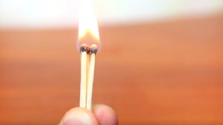 ¿Cómo encender un fósforo si no tienes la caja?