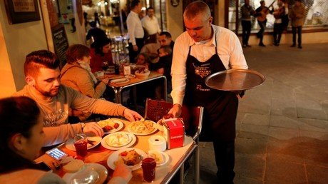 'Clavada del verano 2' en España: locales que cobran por temperatura de la leche y cubitos de hielo