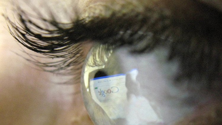 Google patenta dispositivo que se implanta en el ojo humano que cambiará el modo de ver la realidad