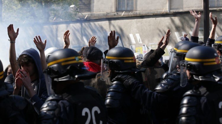 Un reportero de RT, entre los afectados por gas lacrimógeno en las protestas de París (videos)