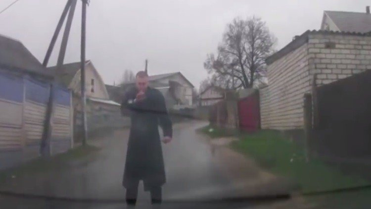 Solo en Bielorrusia: Un hombre detiene un coche para mostrarle cómo se despatarra 