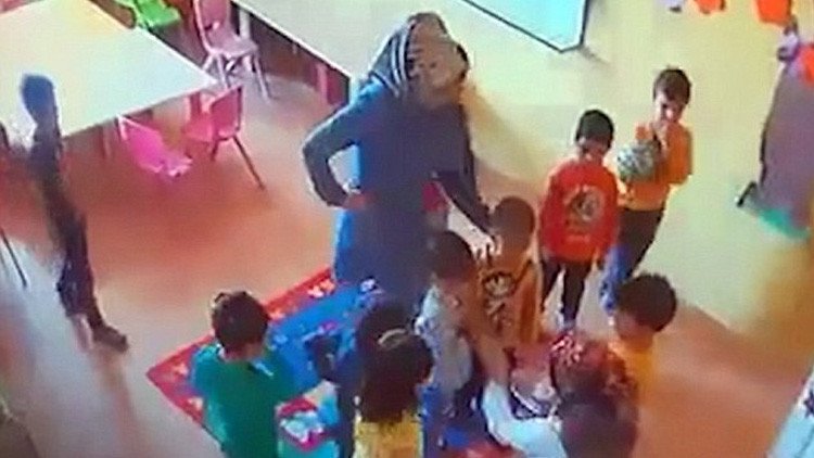Video: Niños golpean al más pequeño de una guardería turca con el 'permiso' de la maestra