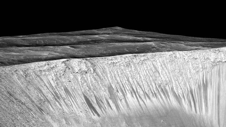 ¿Las 'rayas' en la superficie de Marte son causadas por agua hirviendo?