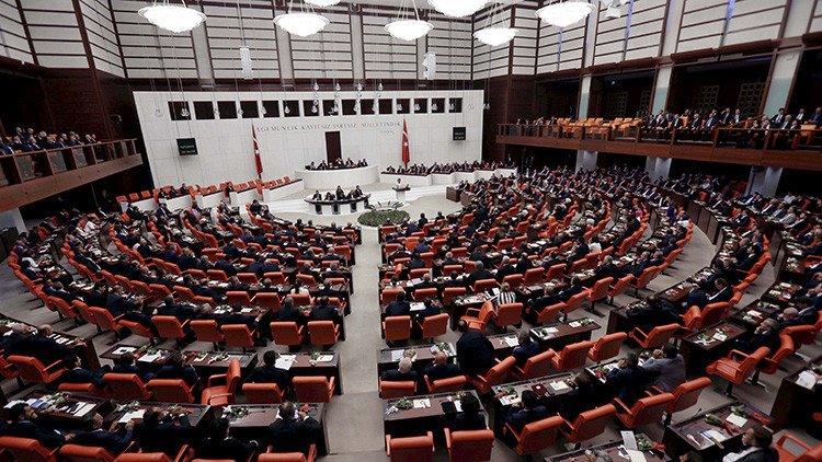 Video: Una sorprendente batalla campal estalla en el Parlamento turco