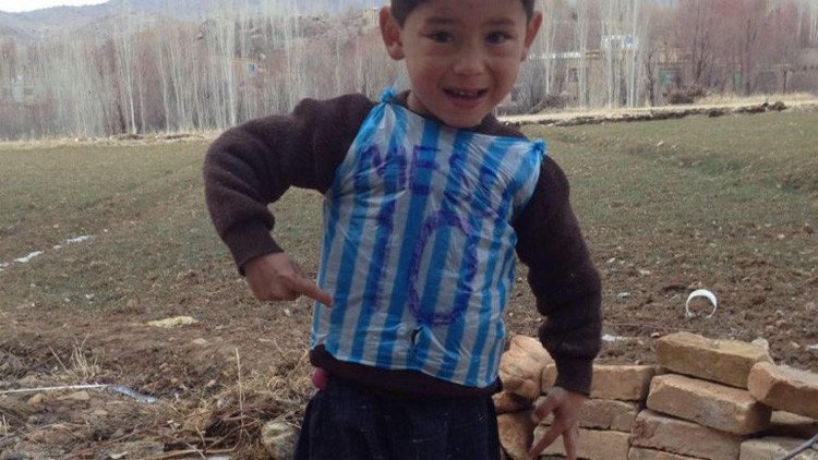 El niño de la 'camiseta' de Lionel Messi huye de su país por amenazas