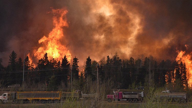 Impactantes imágenes: El fuego amenaza con devorar a una ciudad entera en Canadá