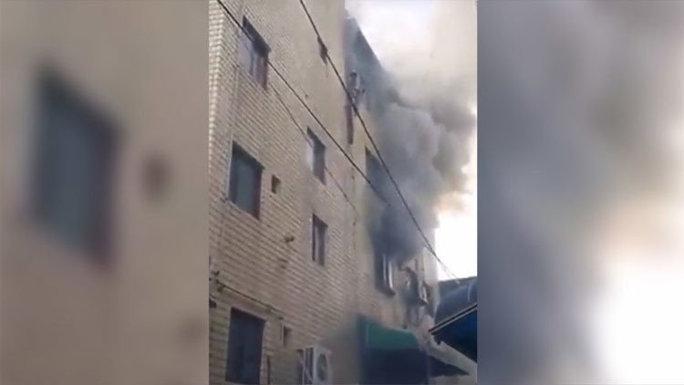 Video: Una mujer salva a sus hijos de un incendio arrojándolos por la ventana
