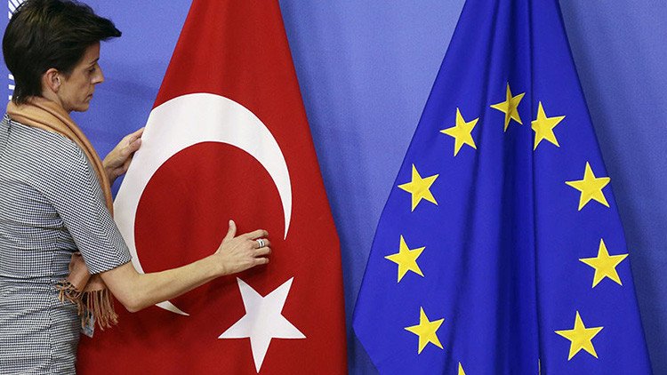 La Comisión Europea respalda el acuerdo de exención de visado con Turquía