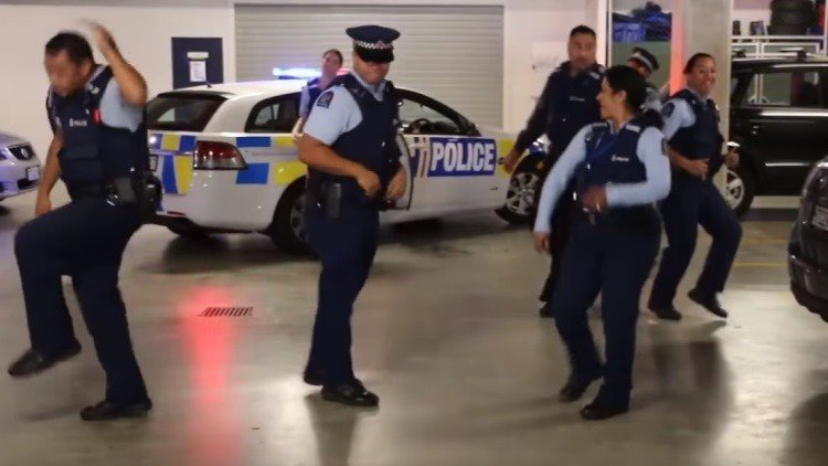 Policías de Nueva Zelanda bailan apasionadamente en un aparcamiento