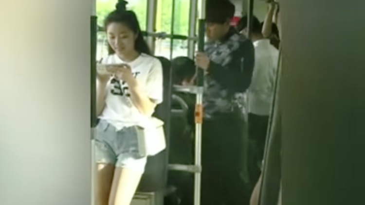 Una diminuta china le da una lección a un ladrón en el autobús