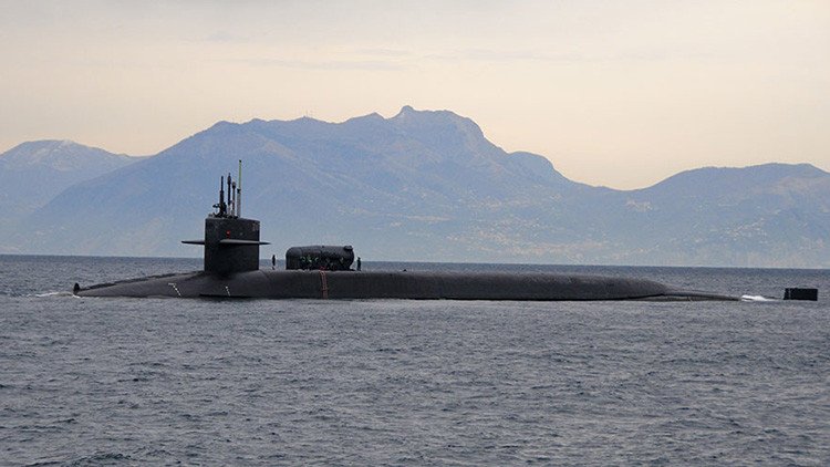 Barco británico abre fuego de advertencia a un barco español que "molestaba" a un submarino de EE.UU
