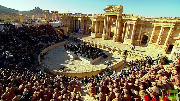 Las bombas dejan paso a los violines: Una orquesta sinfónica rusa toca en las ruinas de Palmira 