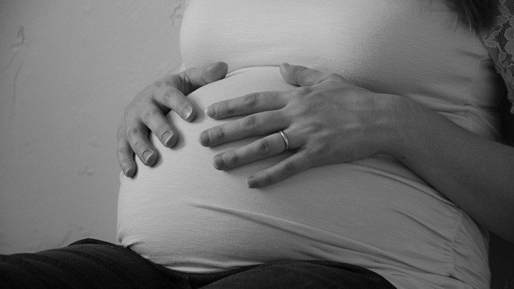Despiden a una periodista española de una web sobre embarazos por querer ser madre