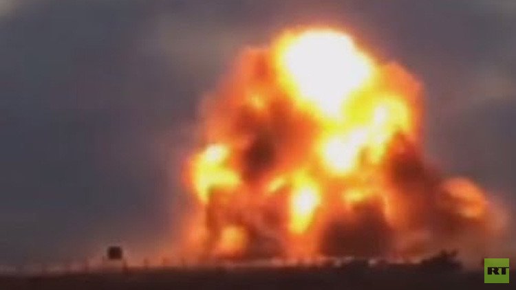 Video: Terroristas suicidas del Estado Islámico hacen explotar su vehículo durante combates