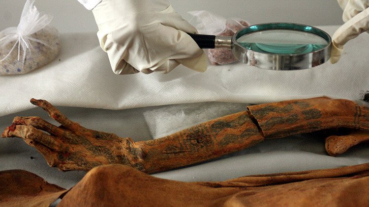 Una momia con tatuajes de flores y animales desconcierta a los arqueólogos