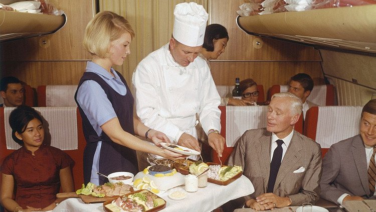 La 'edad de oro' de los vuelos: Así se podía comer en primera clase medio siglo atrás