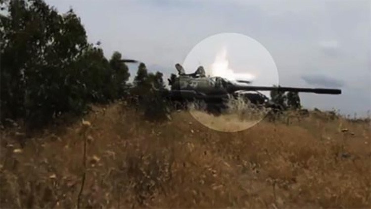 Video: Un proyectil del EI rebota contra un tanque de la oposición siria sin dañarlo