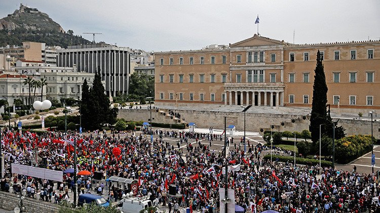 Lanzan bombas molotov contra el Parlamento griego durante protestas anti-austeridad