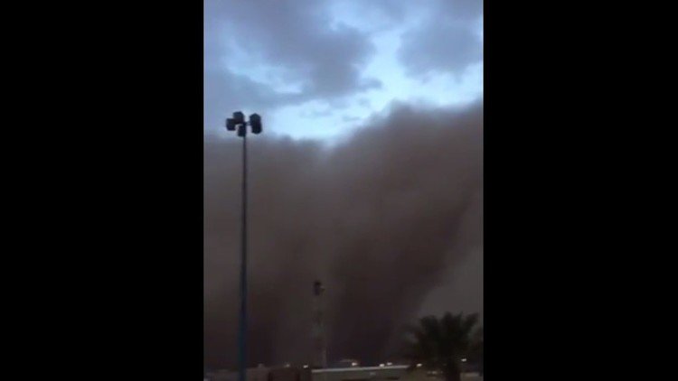 Una enorme tormenta de arena 'se come' un pueblo saudita