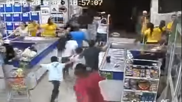 Nuevo video: caos y pánico en un supermercado de Ecuador durante el devastador terremoto