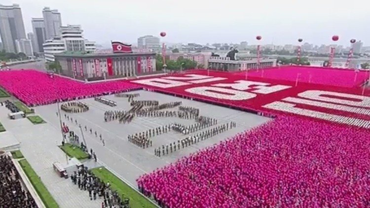 Video: Kim Jong-un asiste a un desfile civil en Pionyang