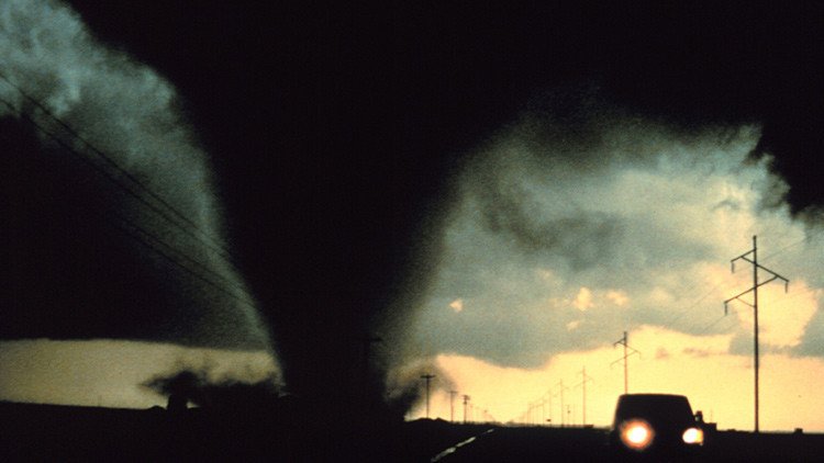 Video en 360°: un 'cazador de tornados' graba una devastadora tormenta 
