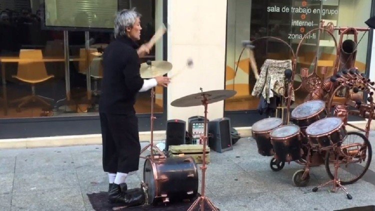 Un artista callejero 'se inventa' un método de hacer música que te dejará con la boca abierta