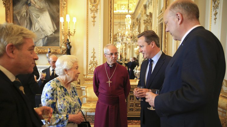 La prensa capta una charla entre David Cameron y la reina sobre países "increíblemente corruptos"