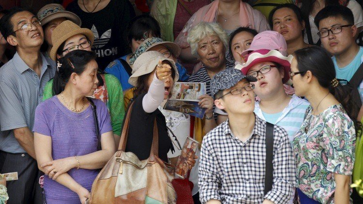 Insulto turístico: el escritor Sánchez Dragó llama "mamarrachos" a los chinos de visita en España