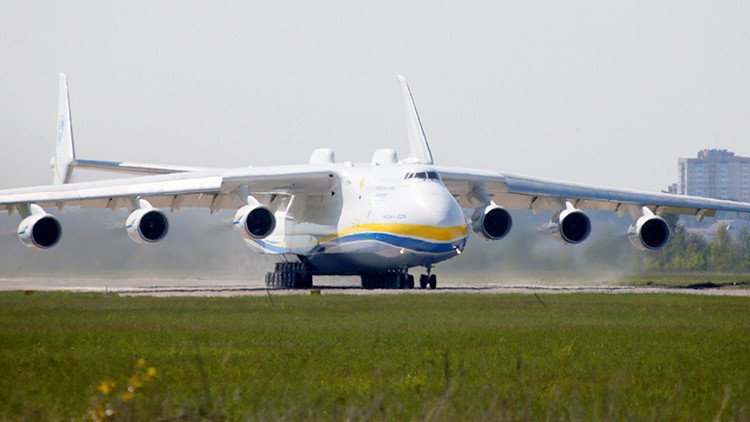 El avión más grande del mundo, el Antonov An-225, transporta un cargamento de 117 toneladas 
