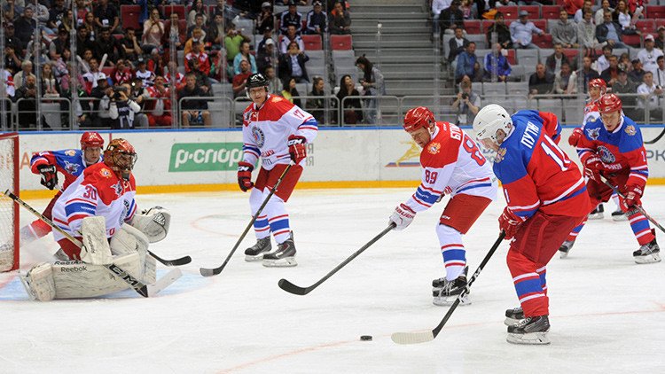 Video, fotos: Putin marca un gol en un partido de hockey en Sochi