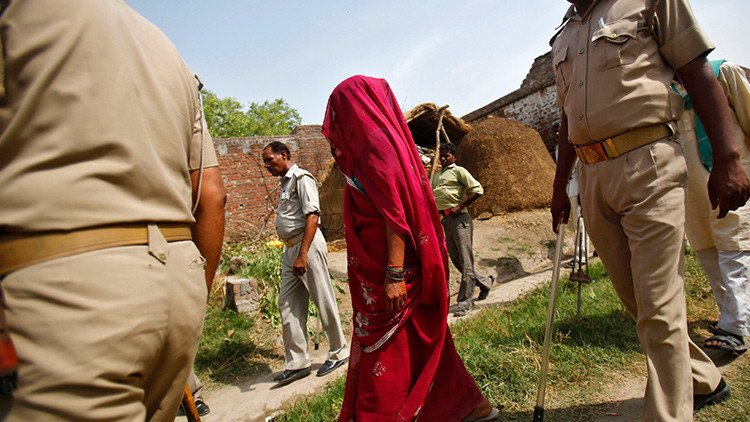 India: Un 'tribunal' aldeano ata a un árbol y azota a una niña violada por su padre