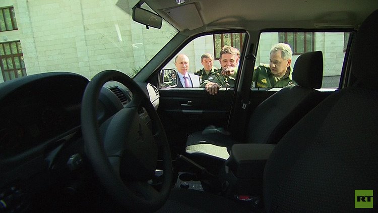 Video: Militar arranca la manija de un vehículo durante una inspección de Putin