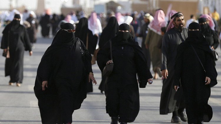 Arabia Saudita: azotes y penas de cárcel a las mujeres que miren el móvil de su marido